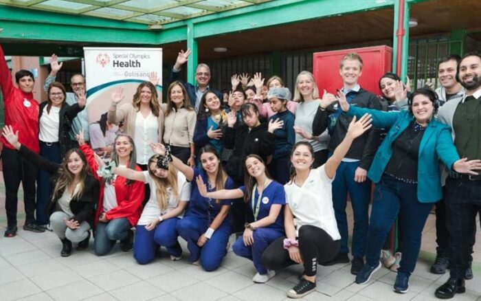 Group of people posing for a photo in a hospital in Chile.